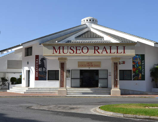 The picture depicts the Ralli Museum in Marbella