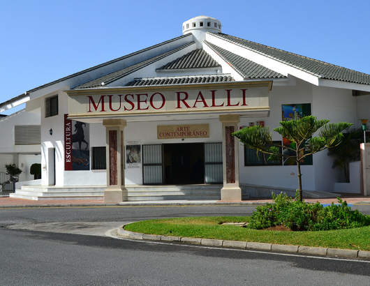 The picture depicts the Ralli Museum in Marbella